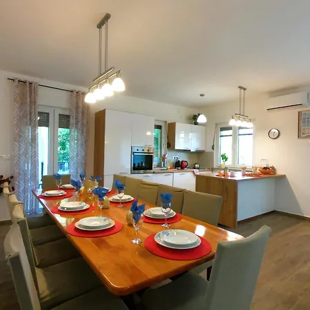 Villa Jozi With Pool Gabonjin