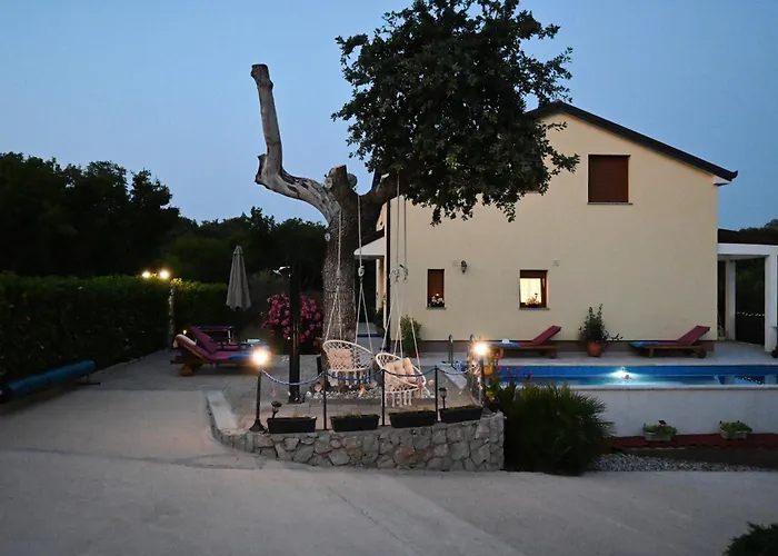 Jozi With Pool Villa Gabonjin