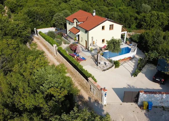 Villa Jozi With Pool Gabonjin